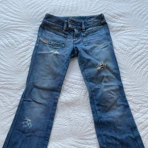 Jätte fina diesel jeans Innerbens längs 82 cm ( uppvikta är de 78 cm)  Midjemått 38 cm tvärs över  Liten fläck se bild 4