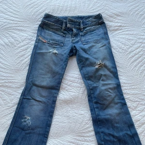 Diesel jeans lågmidjade  - Jätte fina diesel jeans Innerbens längs 82 cm ( uppvikta är de 78 cm)  Midjemått 38 cm tvärs över  Liten fläck se bild 4