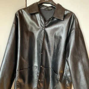 Skinnjacka  - Aldrig använd. Skinnimitation. Oversized.