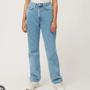 Straight jeans - Weekday ”ROWE” raklånga 90talsjeans. Färgen ”SKY BLUE”
