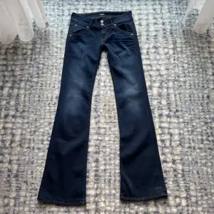 Ett par snygga Low Rise bootcut jeans från märket Hudson. Inga defekter, ser helt nya ut och kan diskutera priset. Skriv privat för mer info/mått❤️