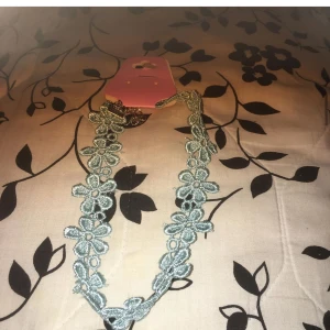 Blå Blom choker halsband - Blått Blom choker halsband helt oanvänd