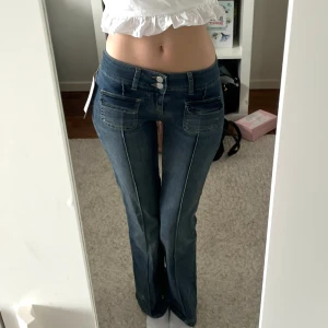 Lågmidjade jeans  - Jättefina lågmidjade jeans med fickor på framsidan, aldrig använda med prislapp kvar. Köpte för 699 och säljer för 350 💞