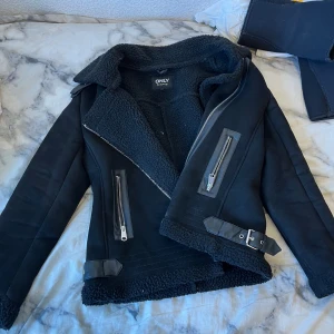 Pilotjacka från Only - Jättefin pilotjacka från Only! Jättefint skick och lyxigt material.