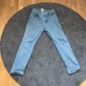 Ett par snygga jeans från grunt som är i en relaxed modell. Jeansen är i bra skick och har väldigt mycket kvar att ge