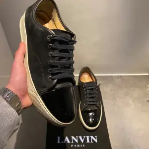 Säljer dessa snygga Lanvin cap toe sneakers för 2399kr!🤩| skorna är i väldigt bra skick! | UK 9 | box och dustbag ingår! | Skriv vid frågor och funderingar!🤩