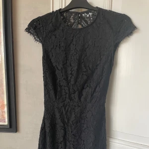 Fin klänning  - En lite finare klänning som jag själv hade på ”Nobel middagen” i skolan. Den är kort och har fina spets detaljer och en öppen rygg. Den är använd 1 gång och ser helt oanvänd ut 🫶🏼står att det är en Eu 36 men skulle snarare säga att det är en s