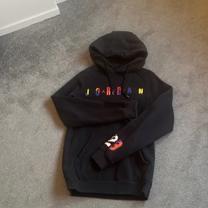 Air Jordan Hoodie - Bra skick inte använd så mycket, skulle säga 8/10.