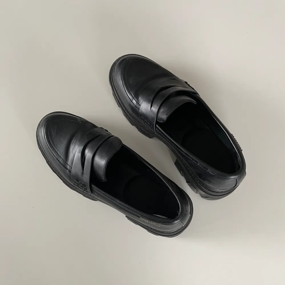 Svarta loafers köpta förra året, hela och rena men är helt enkelt inte min stil längre 🌸🌷💫 Köpta för 499;-. Skor.