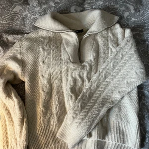 Stickad tröja från bikbok  - Säljer en super gullig stickad tröja i strl S från Bikbok🩷 säljes då den tyvärr inte kommer till användning