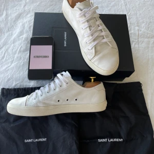Saint-Laurent Malibu Canvas Sneakers - Extremt fräscha sommarskor i bra skick! ⚫️Tillkommer box, dustbags samt extra snören. ⚫️  Storlek 41,5, passar även strl 42.                                                      !OBS! 🚚🚚🚚   Vid snabb affär kan priset diskuteras!!