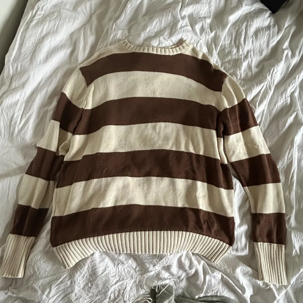 OBS! Första bilden är från Pinterest  Fin stickad tröja från Brandy Melville i brunt och vitt. Jättebra skick!🤎. Stickat.