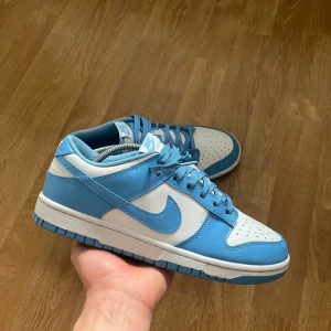 UNC dunks  - UNC dunks i st 44 riktigt bra skick och väl omhändertagna använda ungefär 3-4 gånger. Vid minsta fundering bara hör av dig 📩