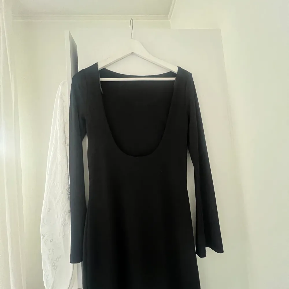 Svart kort klänning från Bikbok. Öppen rygg 💗 medium, men väldigt stretchig. Klänningar.