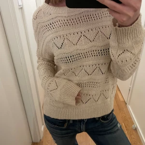 Stickad tröja  - Beige stickad tröja från Kappahl, storlek Xs