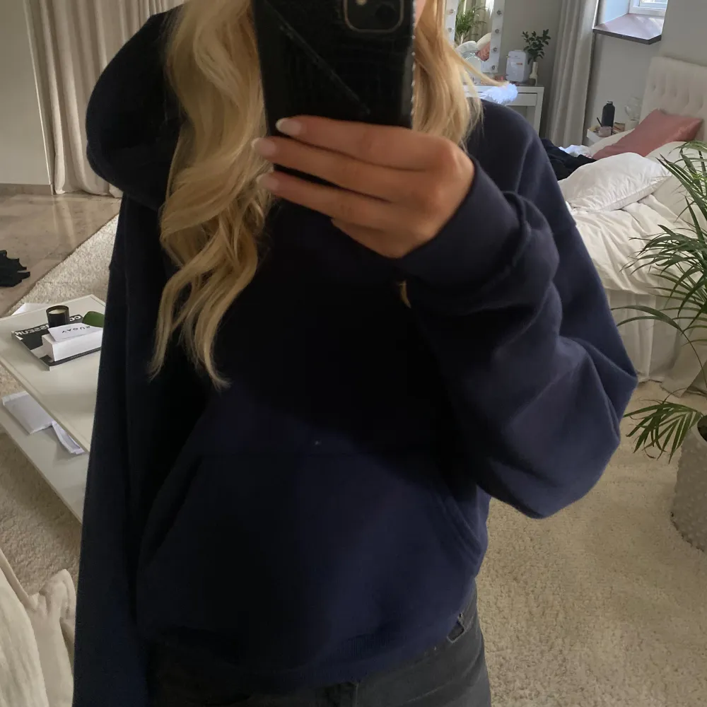 Säljer min superfina mörkblå hoodie från Gina tricot. Knappt använd och i väldigt bra skick💘💘. Hoodies.