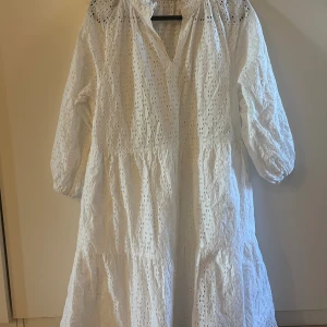 Fin sommarklänning  - Fin vit sommarklänning från Lindex märke Holly whyte. Färg vit. Endast använd en gång. Strl M