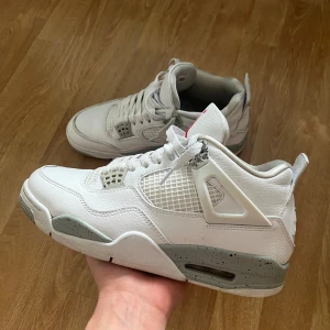 Jordan 4 oreo  - Jordan 4 oreo i riktigt bra skick! Använda 5 gånger ungefär alltid haft creas skydd i  skorna vid minsta fundering bara hör av dig 📩