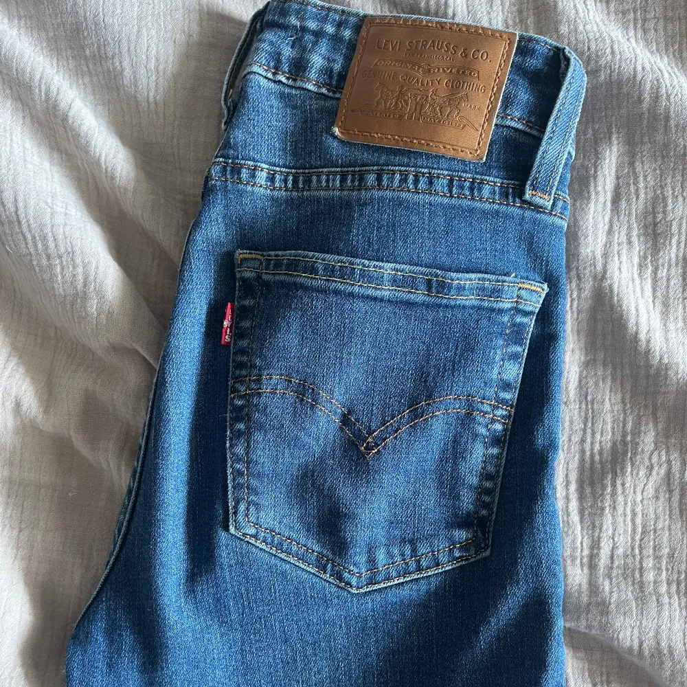 Säljer dessa jättefina bootcut jeansen från Levis. De har använts fåtal gånger då de är lite för korta på mig. Lite högre i midjan men jätte sköna på.. Jeans & Byxor.