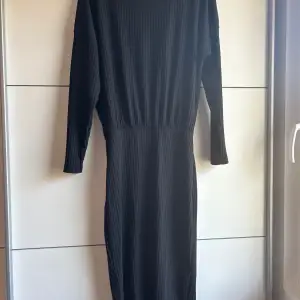 En svart lång klänning som är använd en gång på ett bröllop men är i bra skick. Storleken är S. Säljs för 200kr