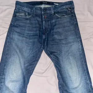Skit snygga Replay jeans inget fel på dom alls använda kanske 10-15 gånger men lite tajta nu när jag växt en del i benstorlek. W34 L32 men dom passar folk med W32 också. Köpt för närmare 2000kr för någon månad sedan.