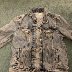 Snygga jeansjacka  - Ganska använd, bra till våren, bekväm