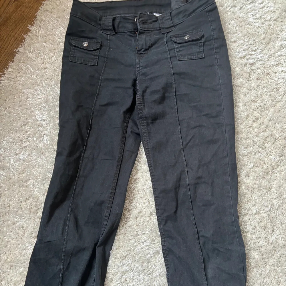Säljer mina svarta slutsålda jeans fårn hm lågmidjade så snygga. Jeans & Byxor.