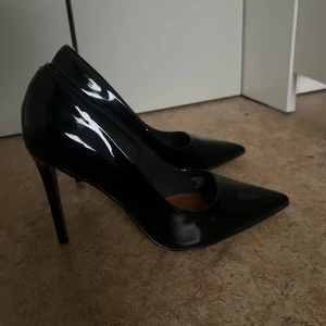 Klackskor storlek 35 - Använda en gång, inga deffekter säljs pga ingen användning av dem. Skriv dm för fler bilder eller frågor 