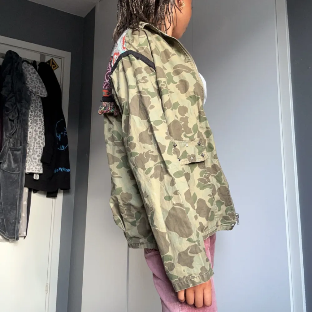 Säljer min militärgröna camoflage jacka med mönster på ryggen då den inte kommer till användning och jag rensar min garderob!💞Pris kan diskuteras!💞. Jackor.