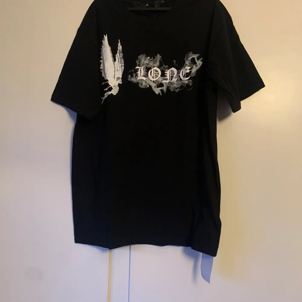 Tjena, säljer min Vlone t shirt som morsan köpte i USA. Säljer den för att den var stor i storleken då den är M men passar L. Säljer även en vit om ni vill kika in den (1000kr för båda). Tveka inte att höra av dig om du undrar något:). T-shirts.