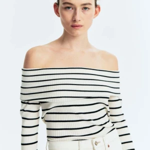 Offshoulder tröja - Säljer en jätte fin Offshoulder tröja, köpte den ungefär 2 veckor sedan och har knappt använt den💗🎀