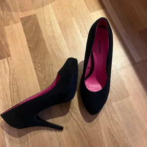 Svarta pumps - Svarta mockapumps från Cleveland. Aldrig använda utanför hemmet så nyskick💕  Klackhöjd: 10 cm Platå: 1-2 cm