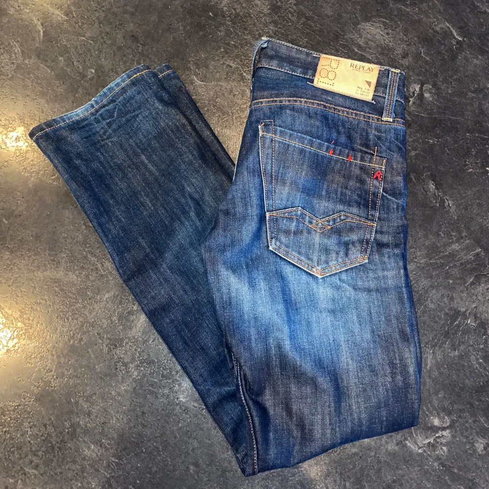 Jättefeta replay jeans, sjukt snygg färg och riktigt go passform. Storlek 30/32 modell Waitom. Kontakta för fler frågor eller funderingar.. Jeans & Byxor.