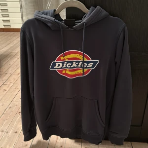 Dickies  - En dickies hoodie i använt skick. Sömnen har spruckit vid halsen. Nypris 750kr Stor i storleken