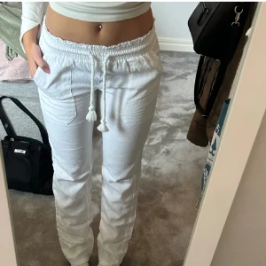 Lågmidjade linnebyxor - Säljer nu dessa skitsnygga lågmidjade linnebyxor från skagen clothing💞Nypris 800kr🩷Storlek XS, passar bra i längden på mig som e 168 men passar även längre och kortare beroende hur man vill de ska sitta💞Nyskick o inga defekter alls💞(bild 1 ej min)🩷