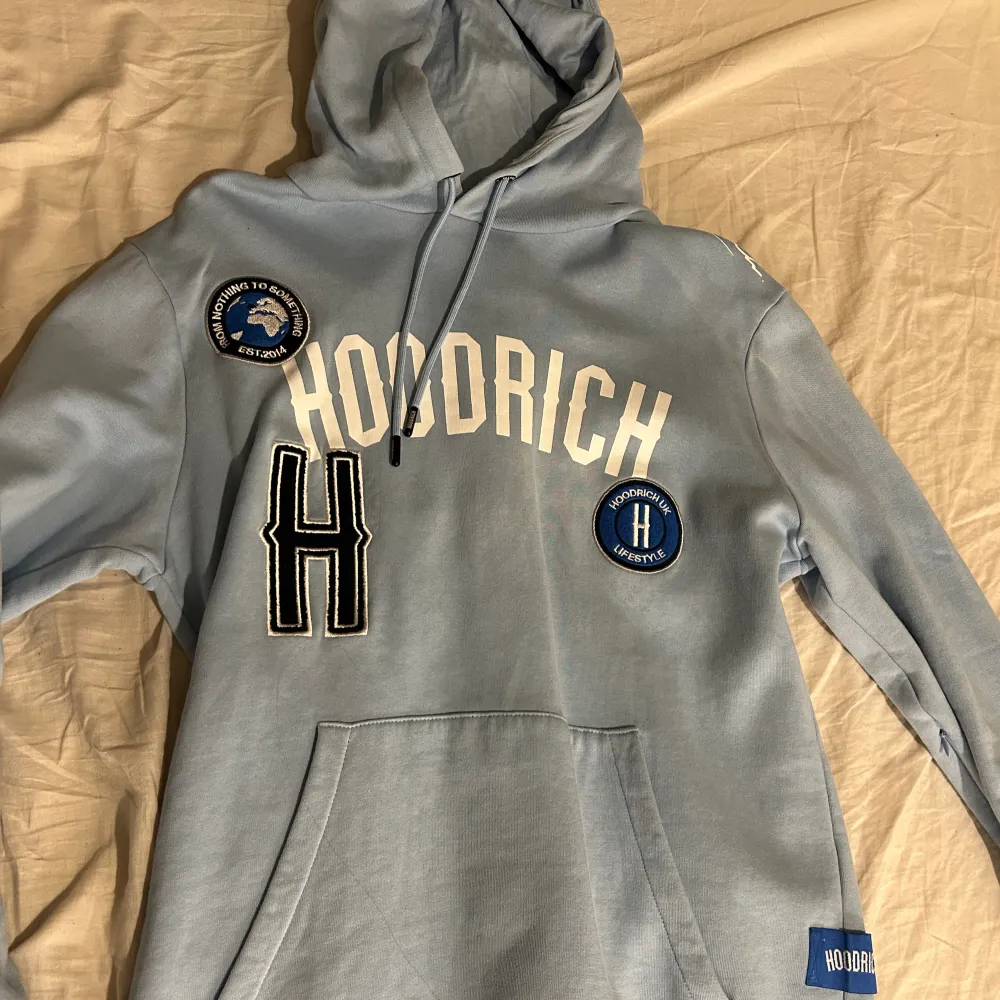 Jag säljer min blåa Hoodrich hoodie i storlek Medium (M). Den är använd fåtal gånger och i bra skick. . Hoodies.