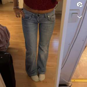 Jätte snygga lågmidjade jeans. Säljer för att dom är lite försmå i midjan. Innebenslängden är ungefär 75 och midjemått rakt över 35 rakt över. Ja är 163 cm lång 💕💕💕