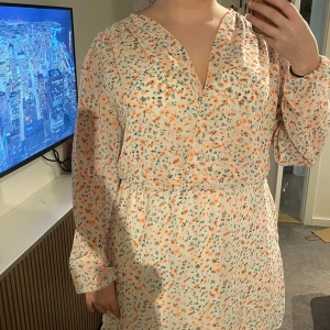 Sommarklänning - Superfin sommarklänning, inga skador på den. Från bikbok. Storlek M