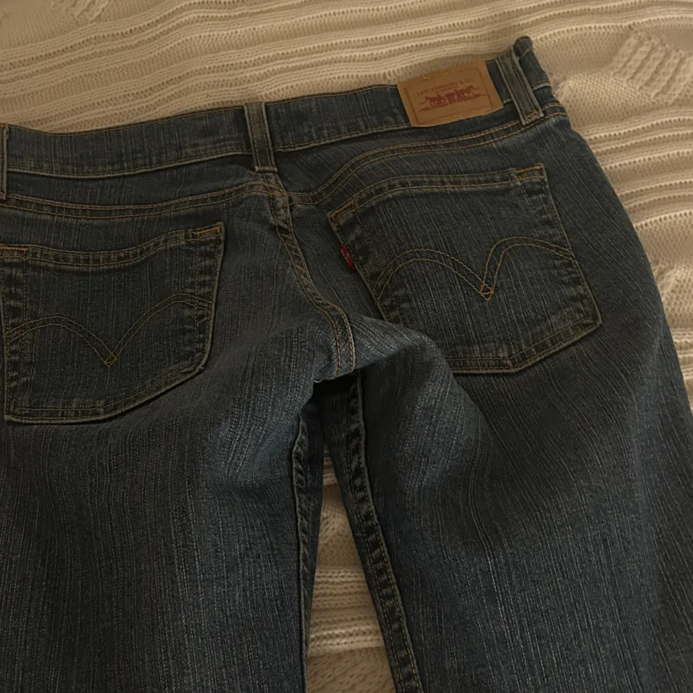 Snygga vintage Levis jeans med uppsprättade sömmar där nere 🩷. Jeans & Byxor.