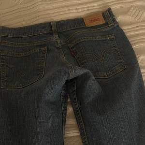 Snygga vintage Levis jeans med uppsprättade sömmar där nere 🩷