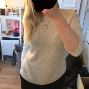 Tröja - En tröja/blus från intimissmi , säljer den då jag inte använder den längre i den bara tar plats. Den är fin/skön och är i bra skick, om frågor o bilder eller prisförslag skriv gärna