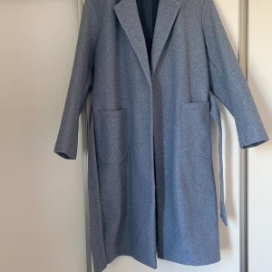 Blå kappa  - Blå kappa från only. Storlek S. Använd ett fåtal gånger, mycket bra skick. 