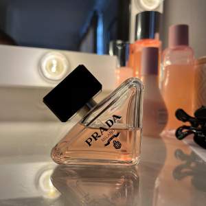 Säljer min 50 ml Prada paradox parfym som jag skulle säga är ca 70% kvar av. Säljer för 450kr inklusive frakten 🥰🥰 Betalas via swish :)