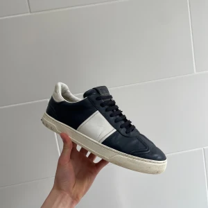 Valentino flycrew  - Hej! Säljer nu dessa super populära valentino flycrew. Skorna är i toppskick(en nit saknas) 8/10. Bara skorna medföljer vid köp där av det låga priset 