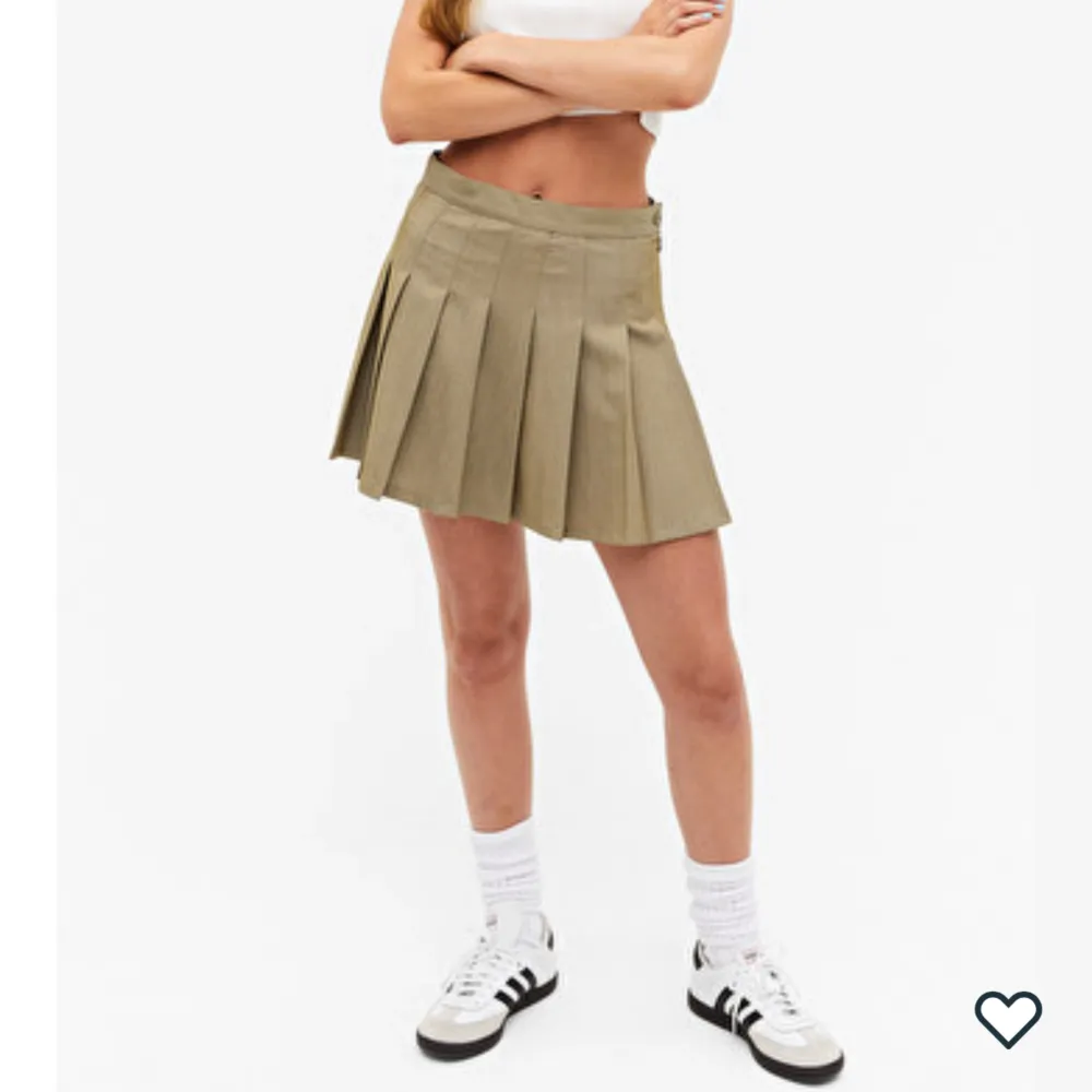 Beige veckad kjol från Monki i storlek 34. Bra skick! Köptes för 299. Färgen på min bild ser konstig ut pga ljuset men irl ser kjolen ut som på Monkis bilder.. Kjolar.