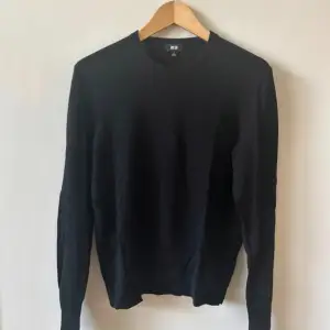 Säljer en svart pullover tröja från uniqlo då den tyvärr är för liten för mig. Storlek S och 10/10 skick. Nypris är 500kr