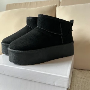 Vinterskor  - Hej säljer dessa svarta vinterskor eftersom de inte passade mig i storleken.  Låga skor med lite högre sula, supersköna till vintern.