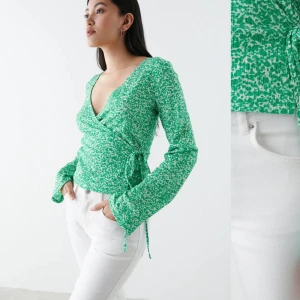 Topp - Säljer denna fina topp från Gina tricot🫶🏼 superfint skick 