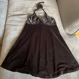 Klänning  - Klänning från Killstar. Står XL men skulle säga S/M dock stretchig. Köpt för många år sen och använd några månader och sen legat i min garderob så lite smutsig.  Nypris ca 600/700.  Skicka meddelande för flera bilder och mått 💗