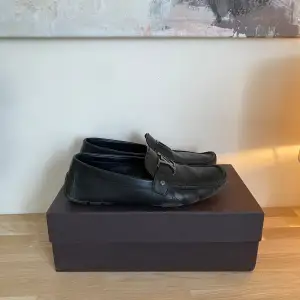 ”Louis Vuitton loafers” Lite spruckna på sidan men i överigt bra skick! Size 43 Ny pris 16,000kr Mitt pris 2250kr